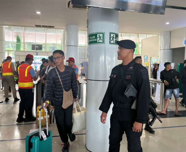 Jaga Kamtibmas saat Libur Lebaran, Sat Brimob Polda Kaltim Intensifkan Pengamanan Objek Vital dan Pusat Keramaian Aktivitas Masyarakat image 1 4
