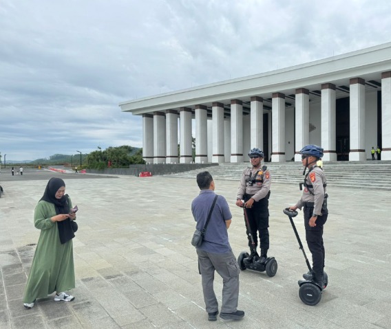 Libur Lebaran Nyaman, Ditpamobvit Polda Kaltim Hadir Beri Rasa Aman untuk Masyarakat di Kawasan IKN image 12
