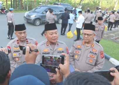 Polda Kaltim Bagikan 600 Takjil kepada Masyarakat di Depan Mako Polda kapolda bagi takjil