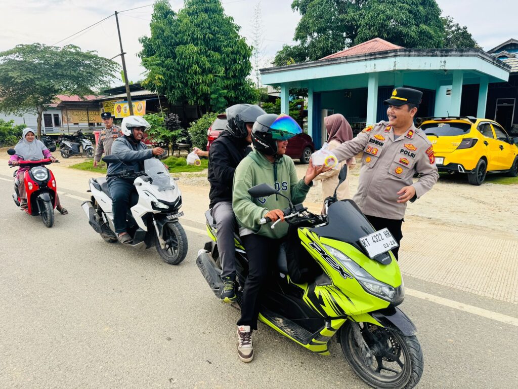 Polsek Bongan Bersama Pelajar SMK Negeri 1 Bongan Tebar Takjil Ramadhan kubar 1