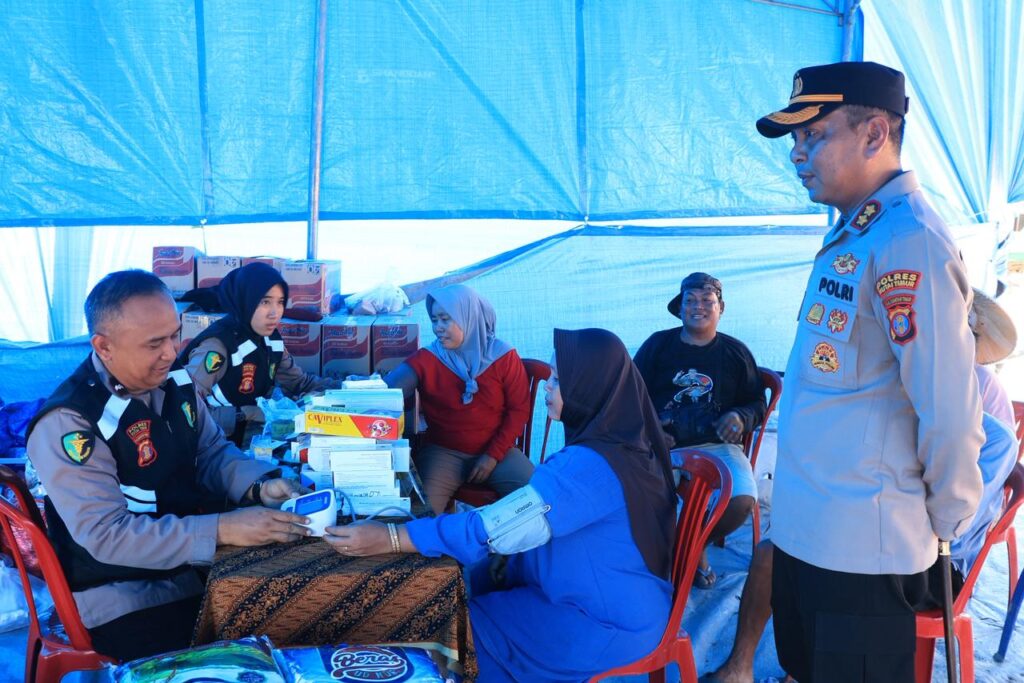Polres Kutai Timur Hadirkan Layanan Kesehatan Gratis bagi Korban Kebakaran di Batu Timbau kutim