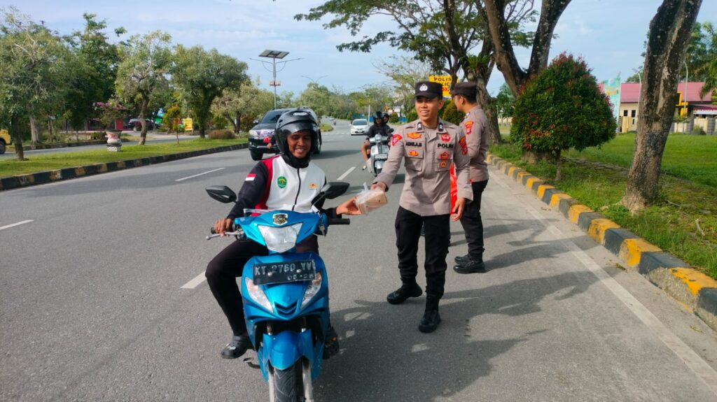 Semarak Ramadhan, Satresnarkoba Polres PPU Berbagi Takjil untuk Pengguna Jalan ppu 4