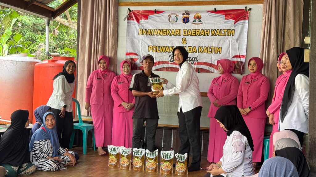 Wujud Kepedulian Berbagi, Polwan Polda Kaltim bersama Bhayangkari Berbagi Bagikan Sembako untuk Masyarakat WhatsApp Image 2026 04 01 at 12.10.40