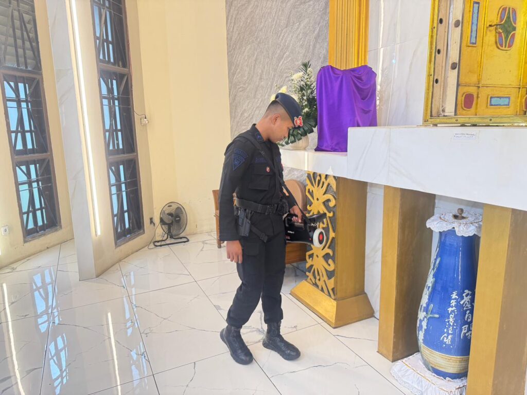Pastikan Keamanan Ibadah Paskah 2026, Tim Jibom Gegana Brimob Kaltim Lakukan Sterilisasi Gereja di Balikpapan dan Samarinda WhatsApp Image 2026 04 02 at 17.32.11