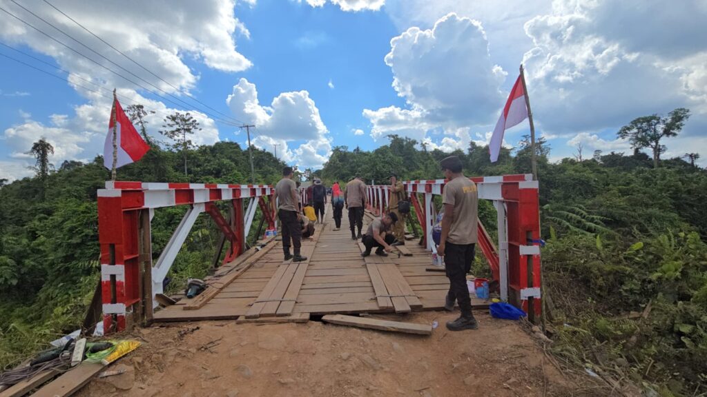 Dukung Kelancaran Konektivitas Masyarakat, Polsek Rantau Pulung Bersama Warga Perbaiki Jembatan Bailay WhatsApp Image 2026 04 07 at 11.22.03 1