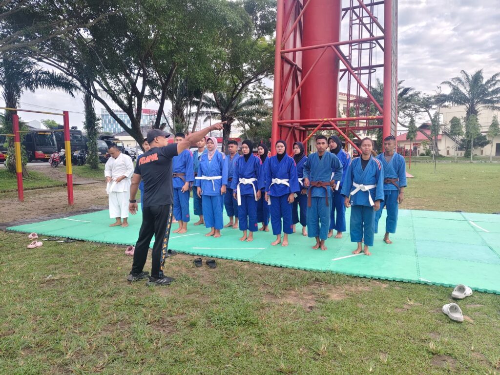 Tingkatkan Kemahiran Personel, Polda Kaltim Rutin Gelar Latihan Bela Diri Polri WhatsApp Image 2026 04 07 at 12.50.38