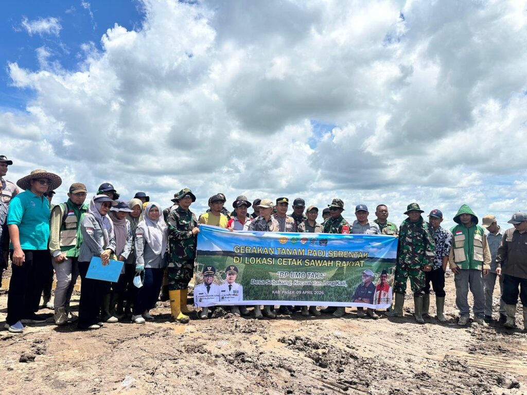 Hadiri Tanam Padi Serentak, Polsek Long Kali Dukung Ketahanan Pangan di Wilayah Desa Sebakung WhatsApp Image 2026 04 10 at 12.03.30 1