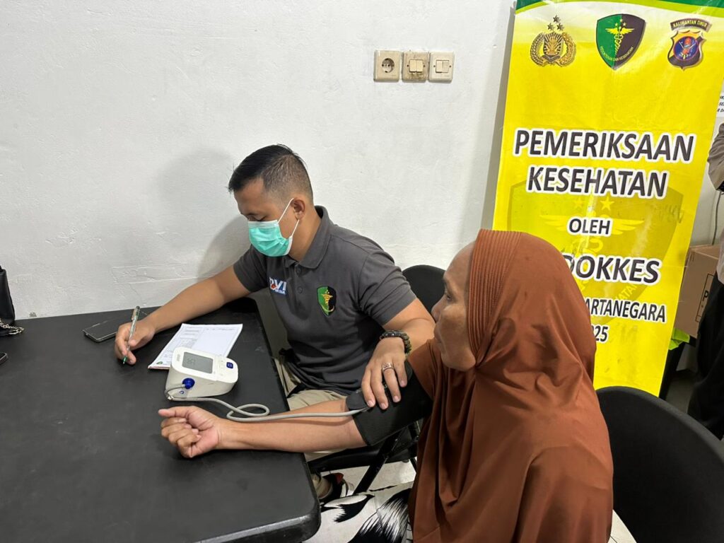 Polres Kukar Hadir Lebih Dekat, Layanan Kesehatan Gratis Disambut Antusias Warga di Pos Kumala WhatsApp Image 2026 04 12 at 03.54.23