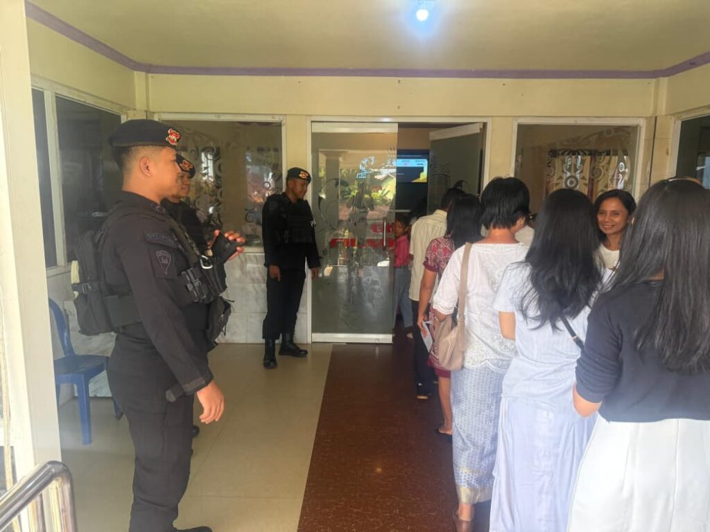 Hadir Beri Rasa Aman, Sat Brimob Polda Kaltim Intensifkan Pengamanan Ibadah di Sejumlah Gereja WhatsApp Image 2026 04 13 at 13.10.22