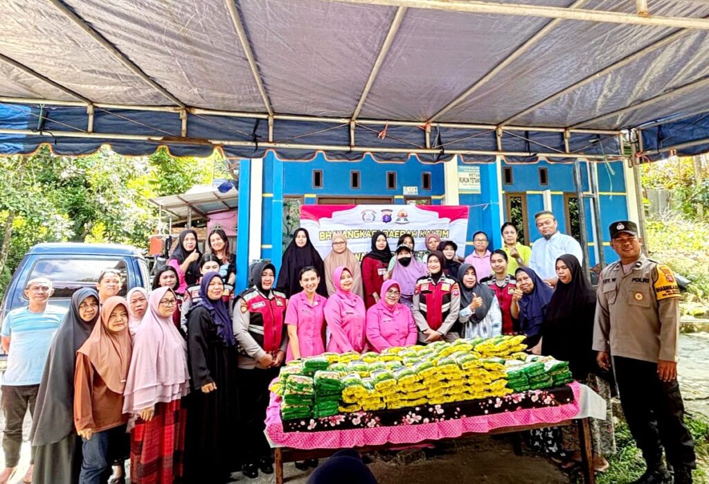 Wujud Kepedulian Sosial, Polwan Polda Kaltim dan Bhayangkari Salurkan 250 Kg Gula untuk Warga Manggar WhatsApp Image 2026 04 14 at 12.34.08