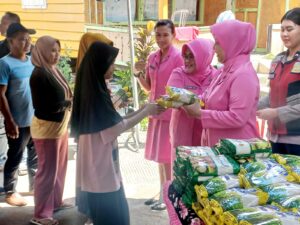 Wujud Kepedulian Sosial, Polwan Polda Kaltim dan Bhayangkari Salurkan 250 Kg Gula untuk Warga Manggar 1 WhatsApp Image 2026 04 14 at 12.34.09