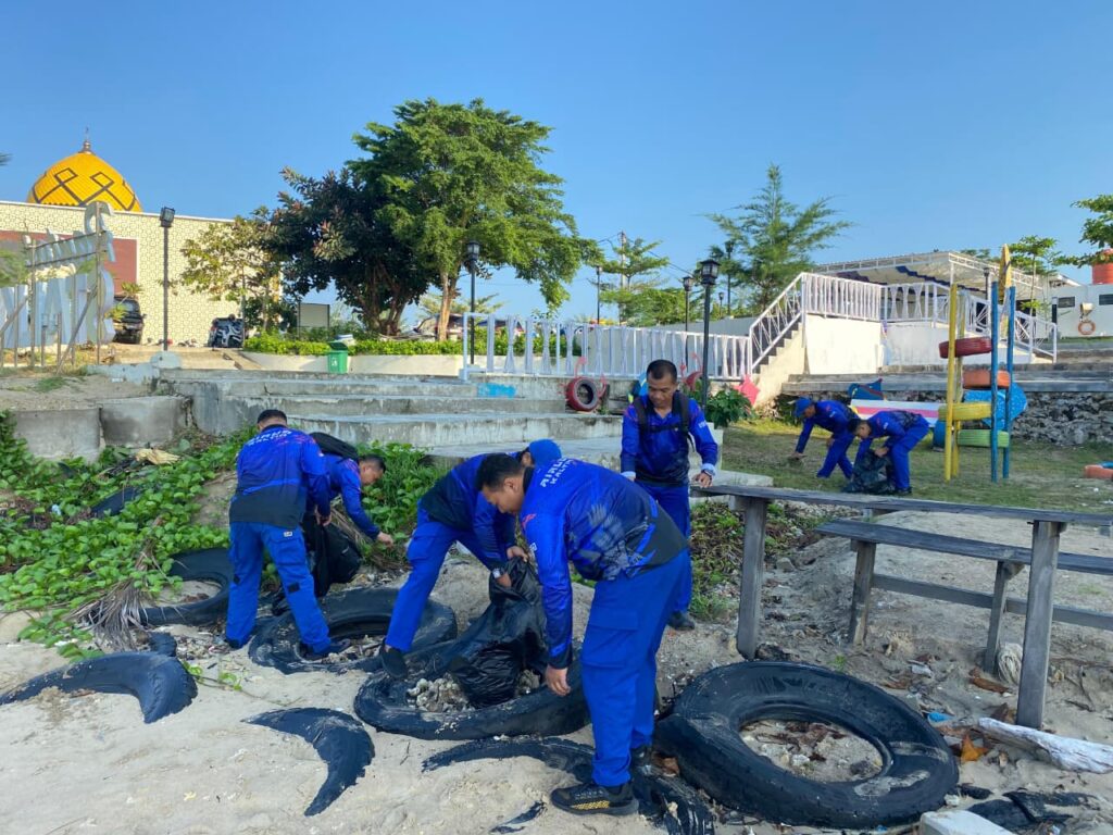 Ditpolairud Polda Kaltim Gelar Jum’at ASRI, Ajak Warga Jaga Kebersihan Pantai Balikpapan WhatsApp Image 2026 04 17 at 15.00.27