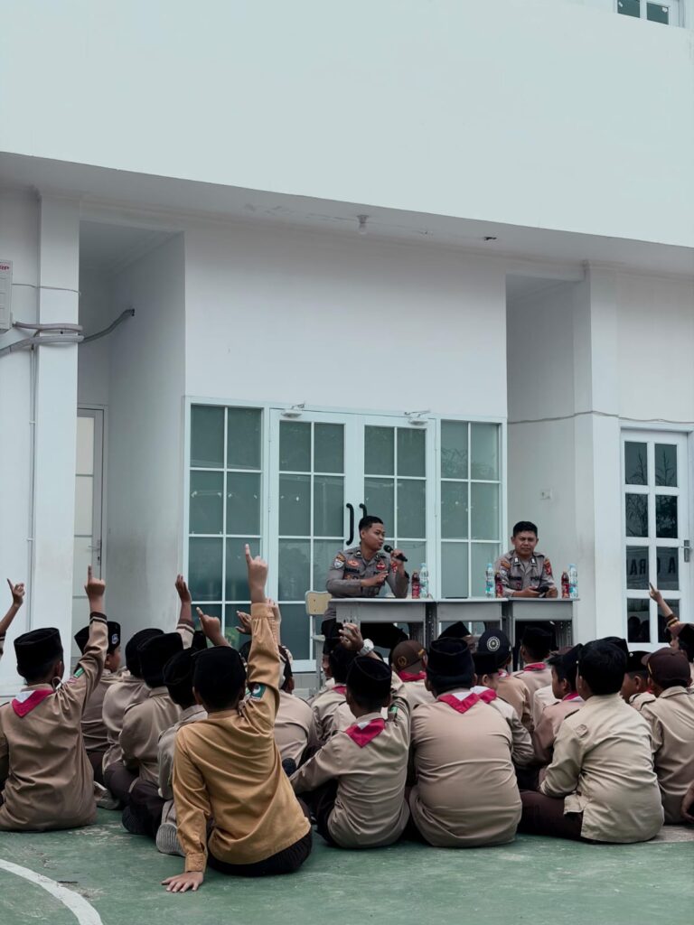 Sat Binmas Polres Kukar Polda Kaltim Edukasi Pelajar, Tanamkan Anti-Perundungan Sejak Dini di MI RHQ Islamic School WhatsApp Image 2026 04 18 at 09.48.37