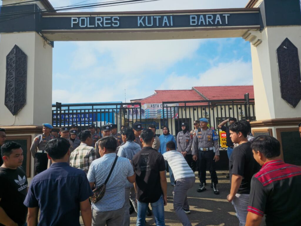 Tingkatkan Kesiapan Personel, Polres Kubar Gelar Simulasi Sispam Mako WhatsApp Image 2026 04 19 at 10.43.20
