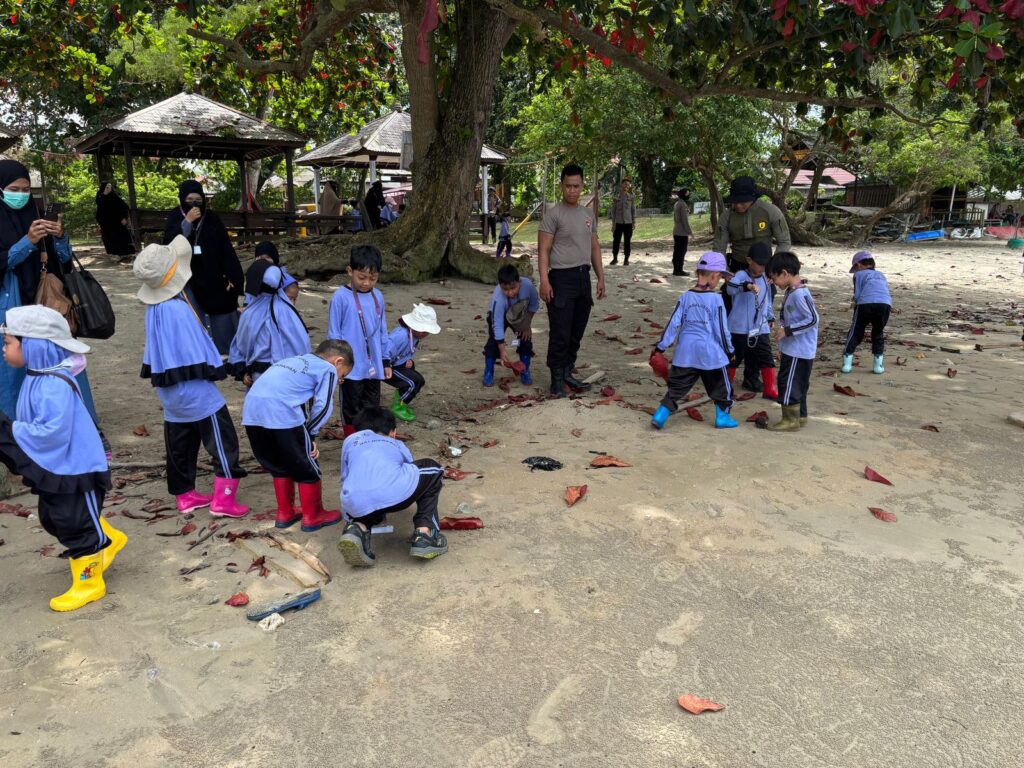 Tanamkan Kepedulian Lingkungan Sejak Dini, Brimob Kaltim Gelar Edukasi dan Aksi Bersih Pantai WhatsApp Image 2026 04 19 at 11.58.08
