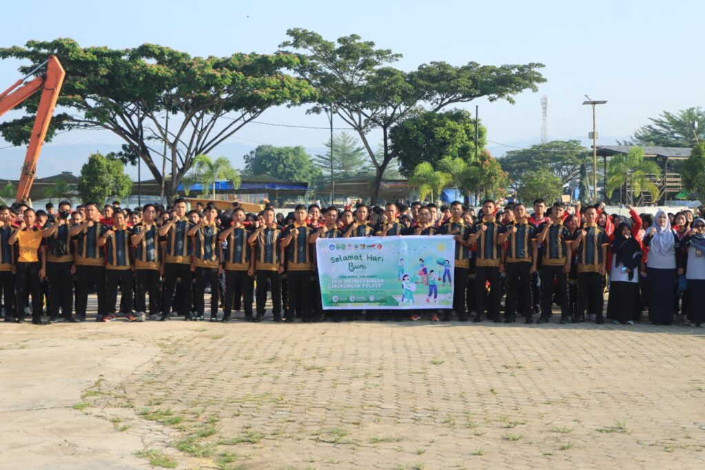 Peringati Hari Bumi, Polres Kutim bersama Pelajar SMAN 2 Gelar Aksi Bersih Lingkungan dalam Program Indonesia ASRI WhatsApp Image 2026 04 25 at 10.07.00