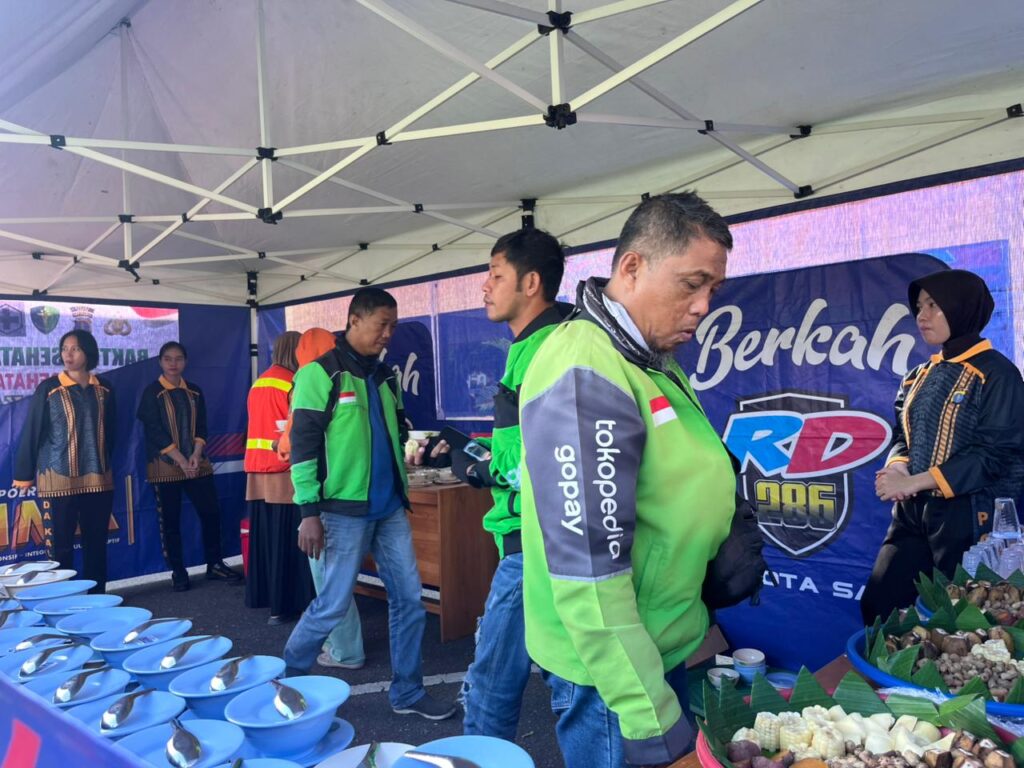 Gelar Warung Berkah, Polres Berau Sajikan Makanan Gratis dan Layanan Kesehatan untuk Masyarakat WhatsApp Image 2026 04 25 at 10.19.40