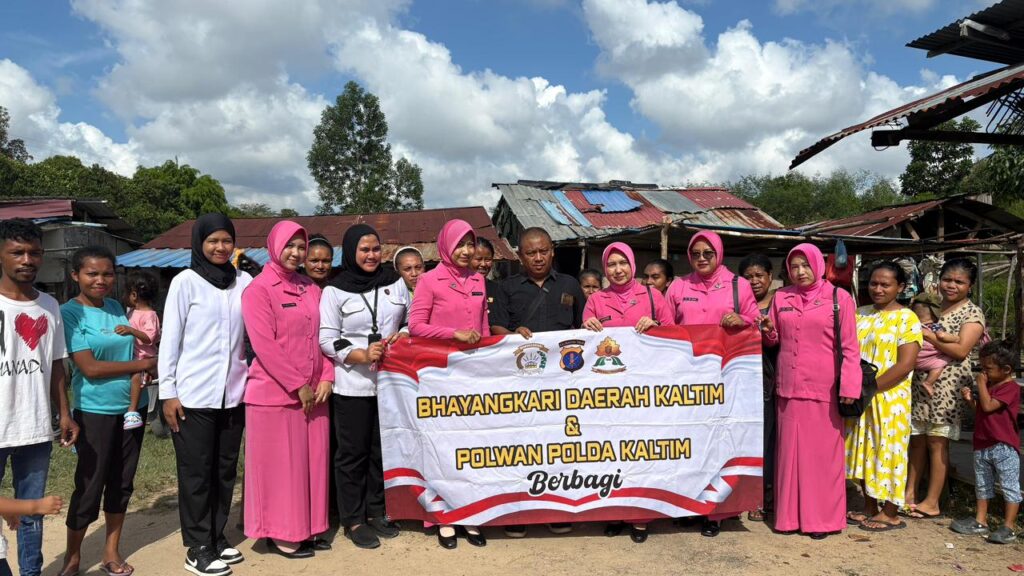 Polwan Ditreskrimsus Polda Kaltim Bersama Bhayangkari Salurkan Bantuan Sosial di Kampung Bedeng Balikpapan WhatsApp Image 2026 04 27 at 11.15.51