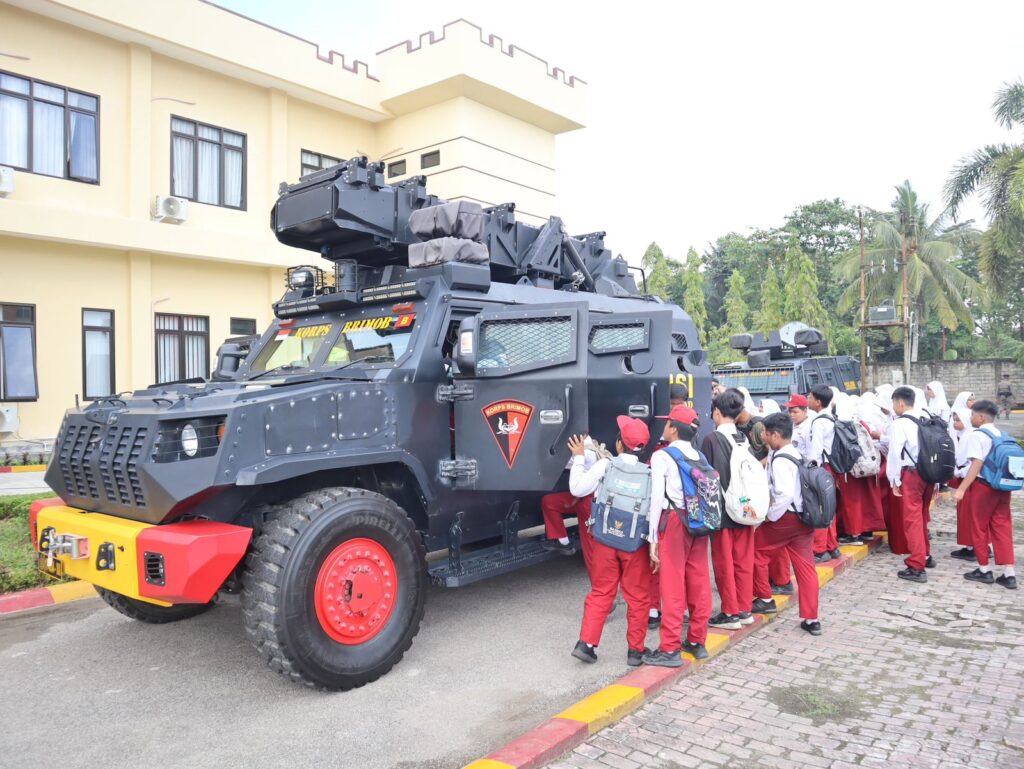 Puluhan Siswa SD di Samarinda Kunjungi Mako Brimob, Belajar Tugas Polisi Sejak Dini WhatsApp Image 2026 04 28 at 14.50.01