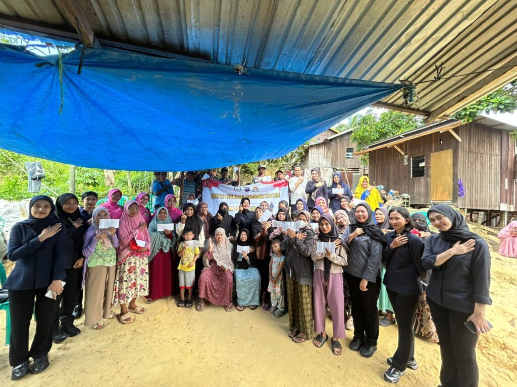 Polwan Ditresnarkoba dan Bhayangkari Polda Kaltim Berbagi, Salurkan Bantuan kepada Warga Sepinggan Raya WhatsApp Image 2026 04 30 at 12.52.25