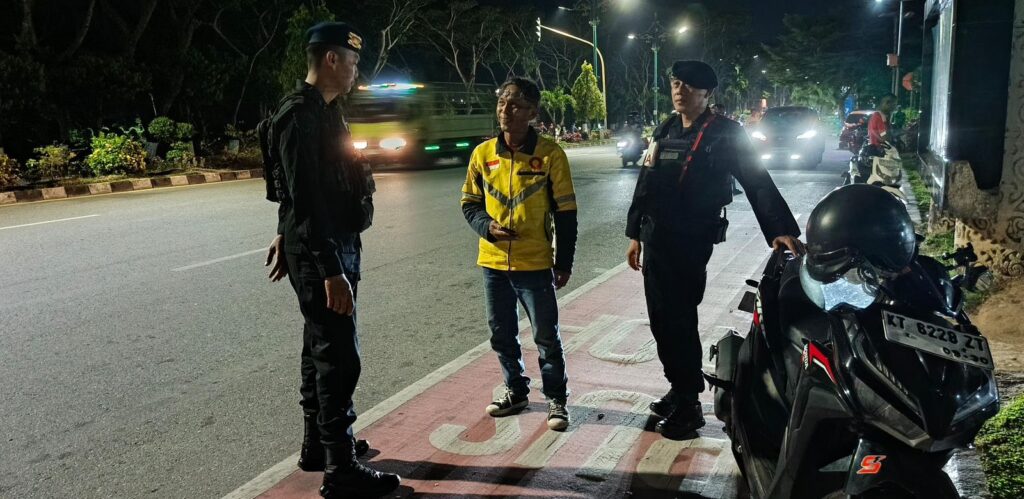 Patroli Dialogis Brimob Kaltim, Ajak Tukang Ojek Jaga Kamtibmas dan Tertib Lalu Lintas brimob2