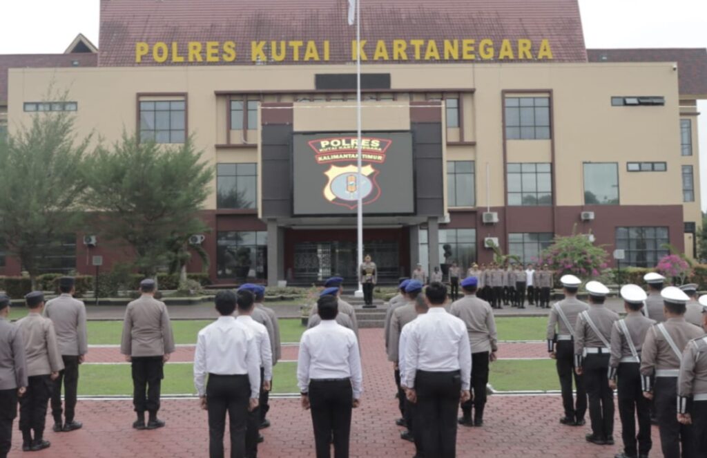 Pimpin Apel Pagi, Wakapolres Kukar Tekankan Optimalisasi Layanan 110 image 1 2