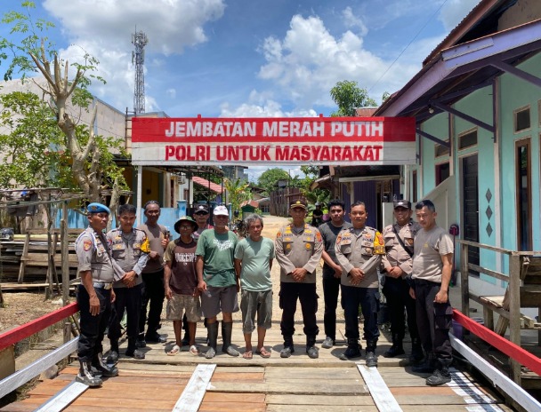 Dukung Kelancaran Mobilitas Masyarakat, Polsek Tanjung Redeb Bersama Masyarakat Perbaiki Jembatan Merah Putih image 2 1