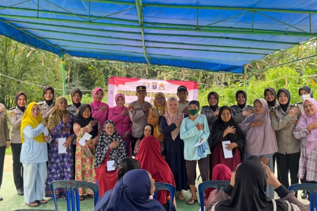 Wujud Kepedulian Terhadap Sesama, Polwan Polda Kaltim bersama Bhayangkari Salurkan Tali Asih untuk Masyarakat image 6