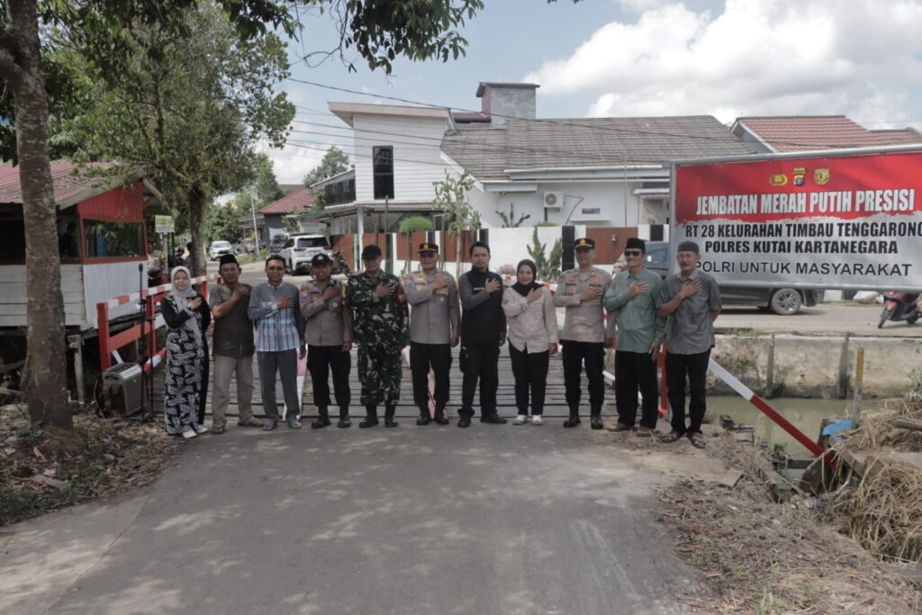 Permudah Akses Mobilitas Masyarakat, Polres Kukar Resmikan Jembatan Presisi di Kelurahan Timbau WhatsApp Image 2026 05 01 at 09.10.31 1