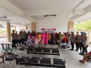 Aksi Sosial Polwan Bid Propam Polda Kaltim Bersama Bhayangkari Bantu Warga Sepinggan Baru 1 WhatsApp Image 2026 05 02 at 10.21.18