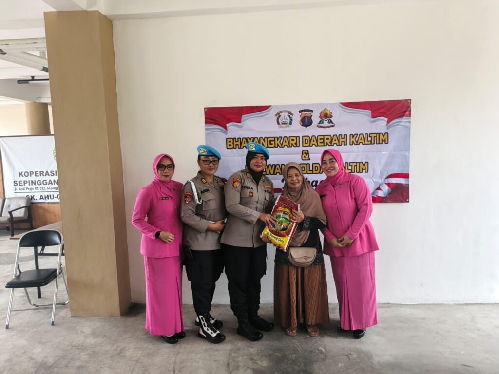 Aksi Sosial Polwan Bid Propam Polda Kaltim Bersama Bhayangkari Bantu Warga Sepinggan Baru WhatsApp Image 2026 05 02 at 10.21.19