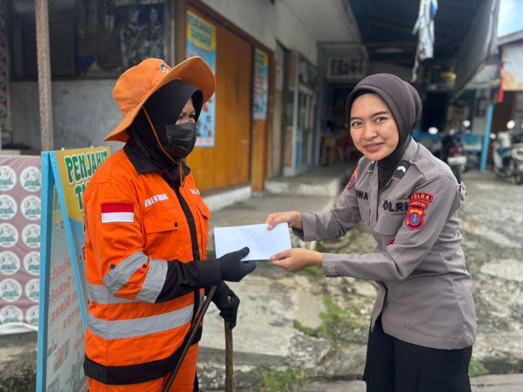 Melalui Aksi Sosial, Polwan Polda Kaltim bersama Bhayangkari Salurkan Tali Asih untuk Masyarakat WhatsApp Image 2026 05 04 at 12.53.25