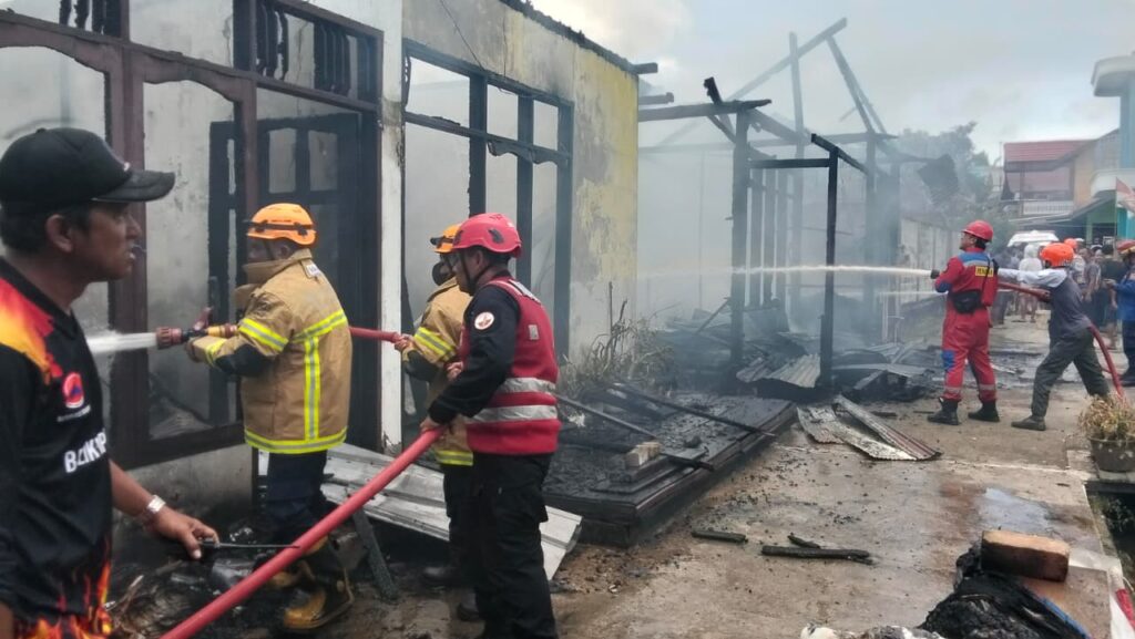 Brimob Polda Kaltim Sigap Bantu Padamkan Kebakaran di Muara Rapak WhatsApp Image 2026 05 07 at 16.39.39