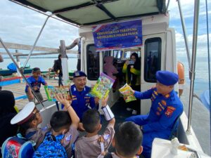 Sat Lantas dan Polairud Polres Paser Berikan Edukasi Tertib Berlalu Lintas Serta Perpustakaan Terapung ke Siswa TK Bhayangkari 8 1 WhatsApp Image 2026 05 07 at 21.50.27