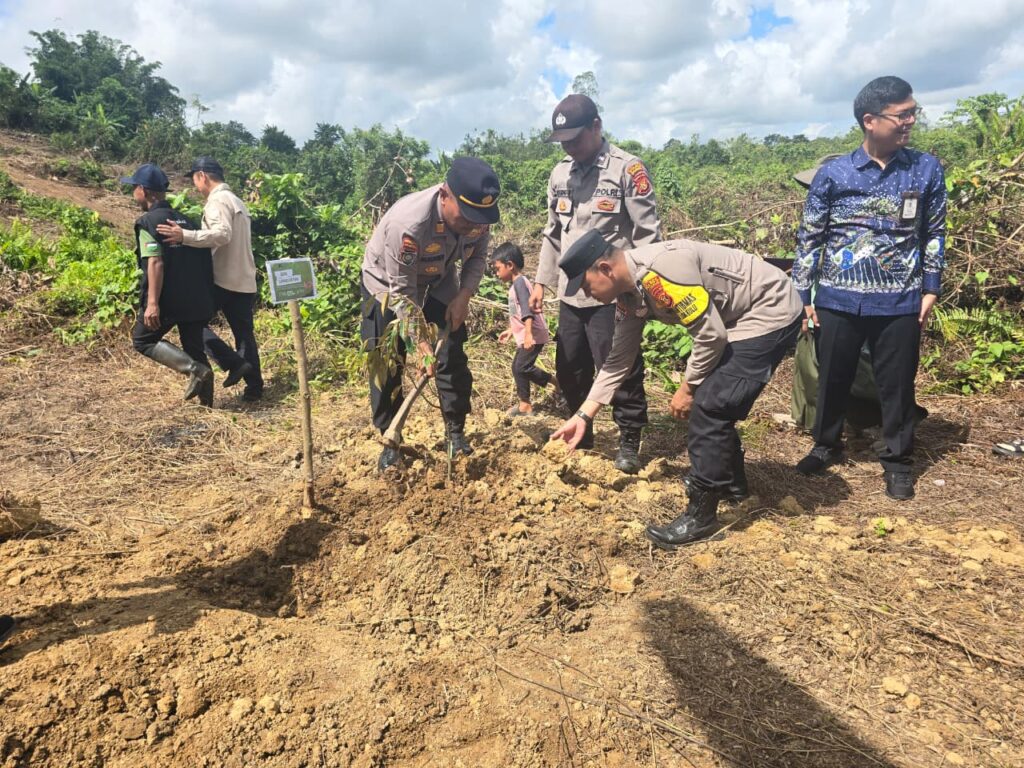 Polsek Loa Kulu Dukung Program Penghijauan, Hadiri Penanaman Bibit Durian di Ponpes Hidayatullah WhatsApp Image 2026 05 09 at 08.17.51