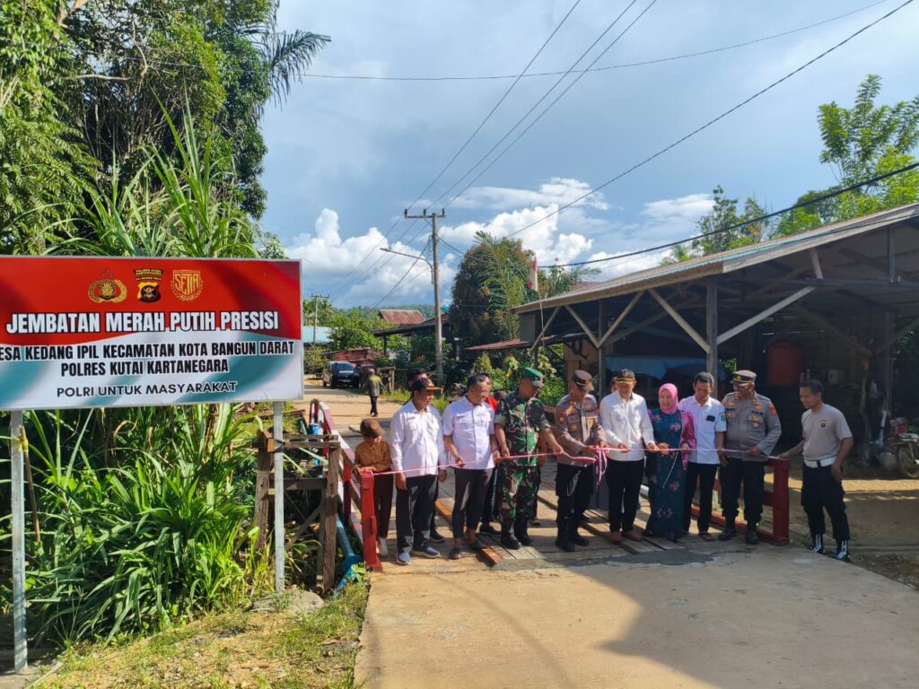 Polsek Kota Bangun Bersama Warga Resmikan Jembatan Merah Putih, Dukung Akses dan Perekonomian Desa WhatsApp Image 2026 05 15 at 09.17.23