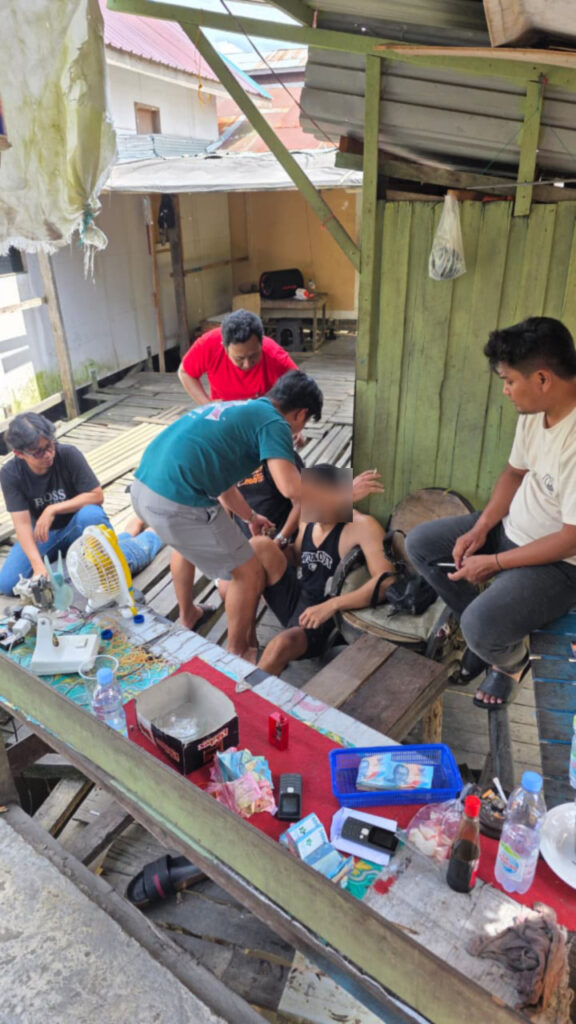 Ditresnarkoba Polda Kaltim Gerebek Kampung Narkoba di Gang Kedondong Samarinda, Dua Tersangka Diamankan WhatsApp Image 2026 05 17 at 17.03.25