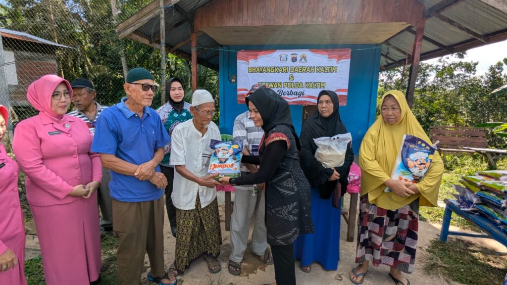 Polwan dan Bhayangkari Polda Kaltim Salurkan Bantuan Beras untuk Warga Karang Joang Balikpapan WhatsApp Image 2026 05 23 at 11.06.45 1