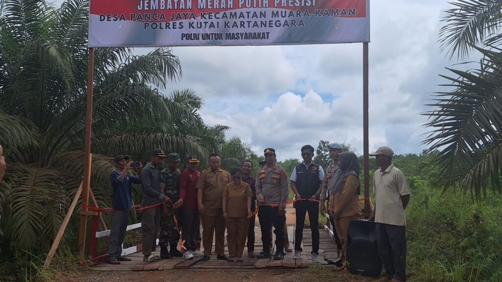 Polsek Muara Kaman Bersama Warga Resmikan Jembatan Penghubung Antar Desa di Panca Jaya WhatsApp Image 2026 05 23 at 11.17.48