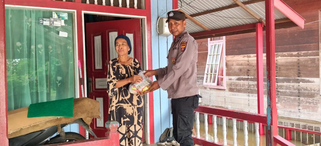 Polsek Melak Salurkan Bantuan Sosial Bagi Warga Terdampak Banjir di Melak Ilir WhatsApp Image 2026 05 23 at 11.51.26