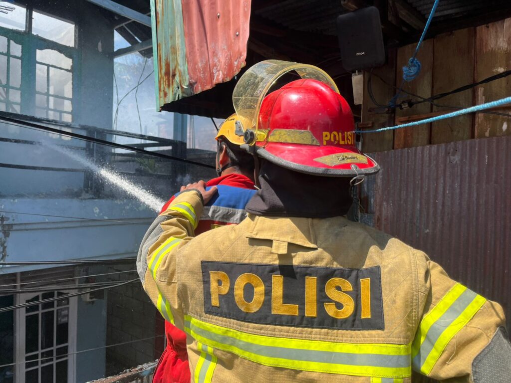 Kebakaran Rumah di Klandasan Ulu, Personel Gabungan Lakukan Pemadaman dan Evakuasi Warga WhatsApp Image 2026 05 23 at 18.45.28