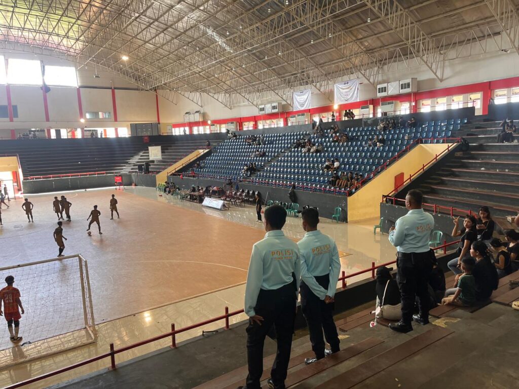 Sat Samapta Polres Kutai Barat Laksanakan Pengamanan Turnamen Futsal di GOR Desnan Sendawar WhatsApp Image 2026 05 24 at 10.50.47 1