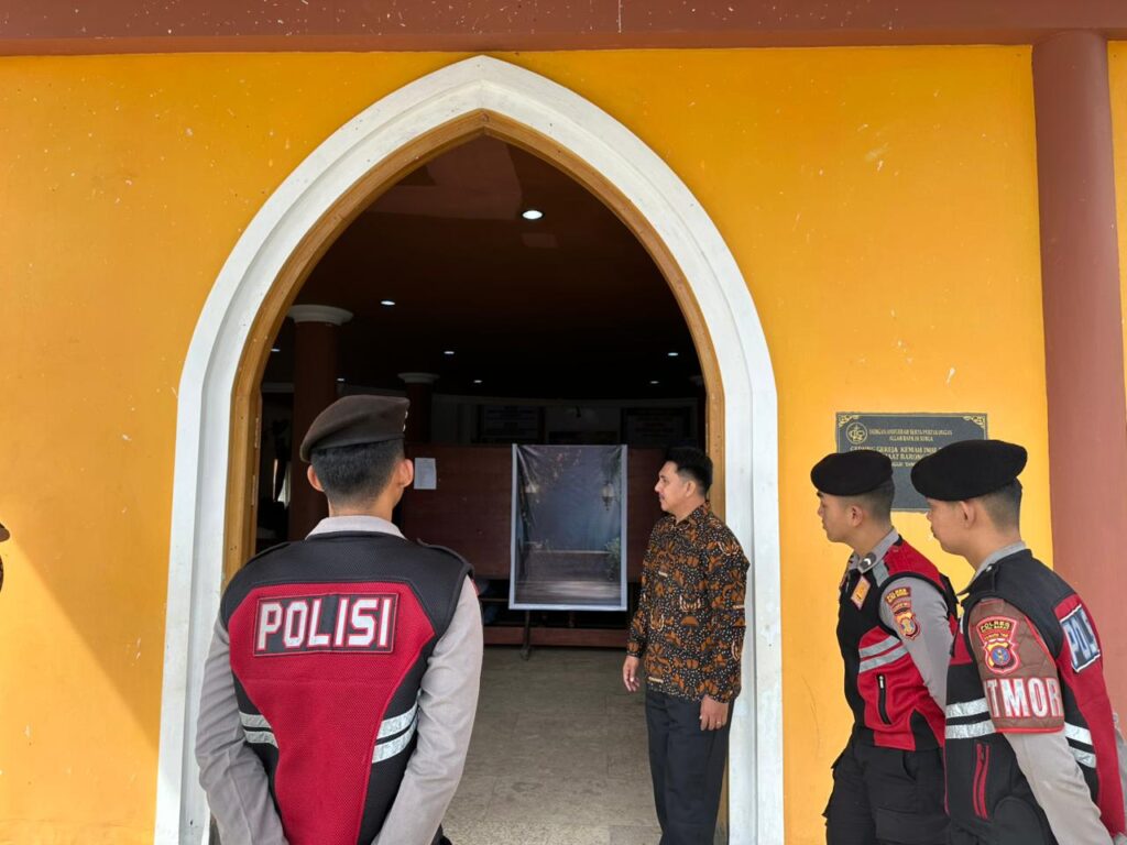 Pastikan Berjalan Aman dan Lancar, Sat Samapta Polres Kubar Lakukan Patroli di Gereja GKKI Barong Tongkok WhatsApp Image 2026 05 25 at 09.57.45