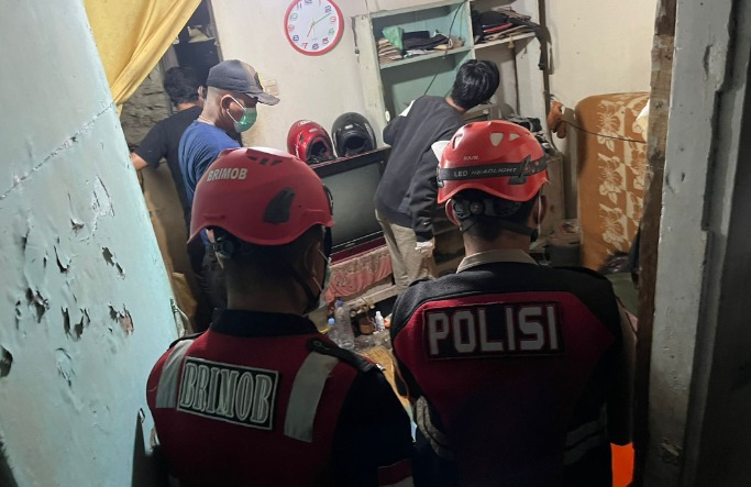 Respons Cepat, Personel Sat Brimob dan Tim Pammat Ditsamapta Polda Kaltim Turun Langsung Bantu Evakuasi Jenazah WhatsApp Image 2026 05 29 at 08.56.22