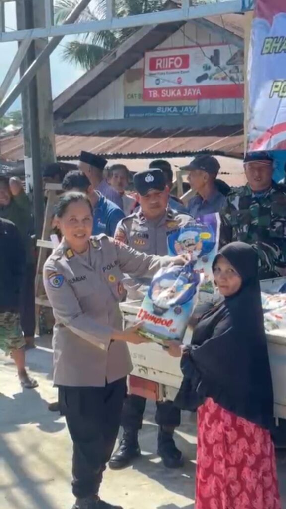 Polwan dan Bhayangkari Polda Kaltim Berbagi, Salurkan 140 Paket Beras kepada Warga Balikpapan Selatan WhatsApp Image 2026 05 30 at 11.26.32