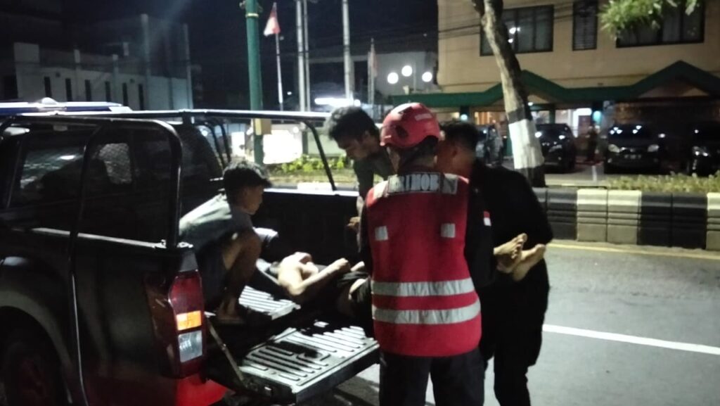 Respons Cepat Brimob Polda Kaltim Evakuasi Korban Kecelakaan Tunggal di Balikpapan brimob 1