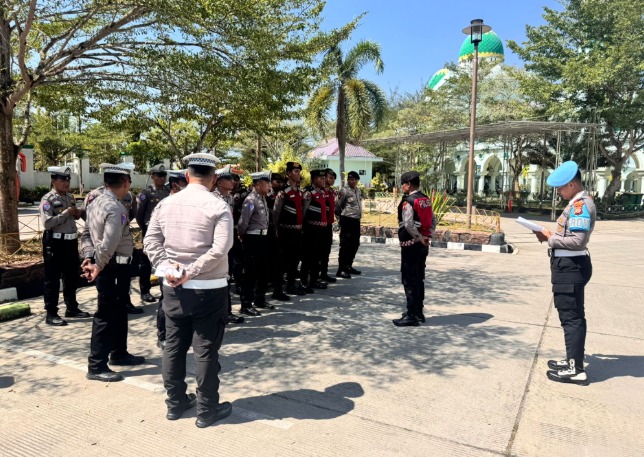 Polres Kutim Beri Pengamanan Kawal Pelepasan Keberangkatan Jamaah Haji Tahun 2026 di Sangatta image 1 1