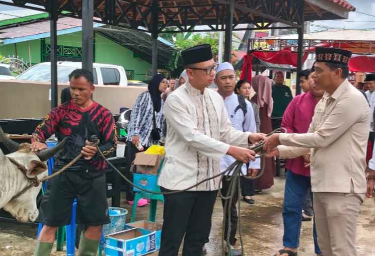Polres Kubar Sembelih 15 Hewan Kurban, Salurkan Ratusan Paket Daging untuk Masyarakat image 1 7