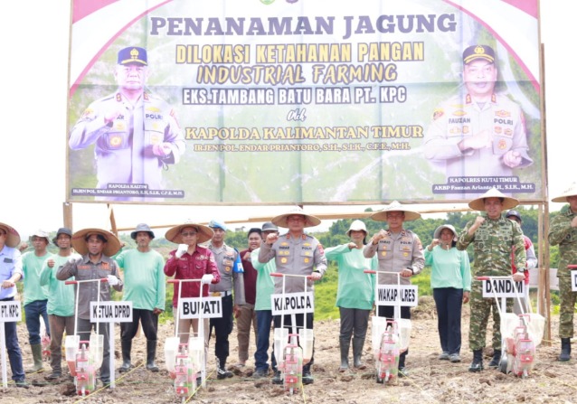 Dukung Optimalisasi Lahan Eks.Tambang Guna Perkuat Ketahanan Pangan Nasional, Kapolda Kaltim Tinjau Industrial Farming Polres Kutim image 2 7