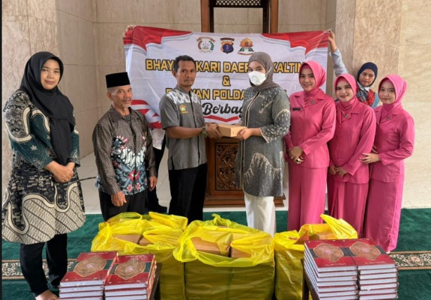 Tebar Kepedulian, Polwan Polda Kaltim bersama Bhayangkari Salurkan Al-Qur’an dan Nasi Kotak kepada Masyarakat image 4 2